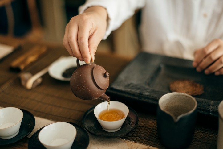 Chàng Nguyễn vẫn thường ngồi đọc sách, thưởng trà, vịnh thơ, đánh cờ, đôi lúc hứng lên chàng còn lấy bút vẽ lên vài bức tranh xướng hoạ bên cạnh cây xanh.